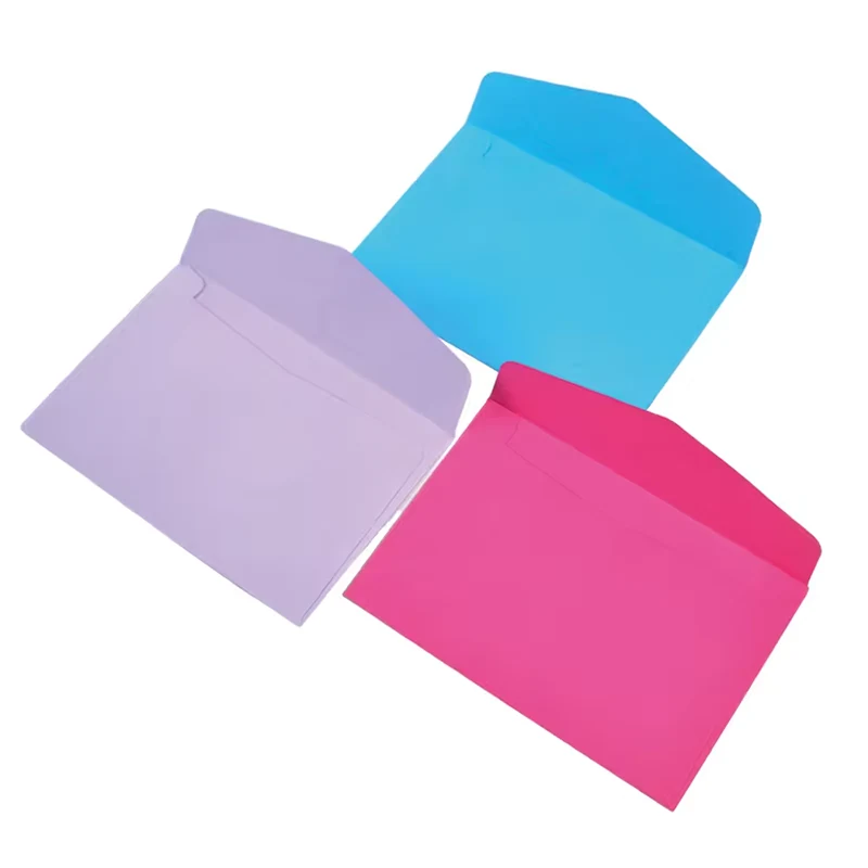 Envelopes coloridos para cartões de casamento